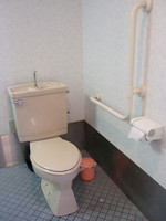 Medium_02　車いす専用トイレ　便器
